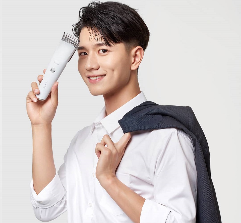 Машинка для стрижки волосся Xiaomi ShowSee Electric Hair Clipper White C2 в руці у користувача