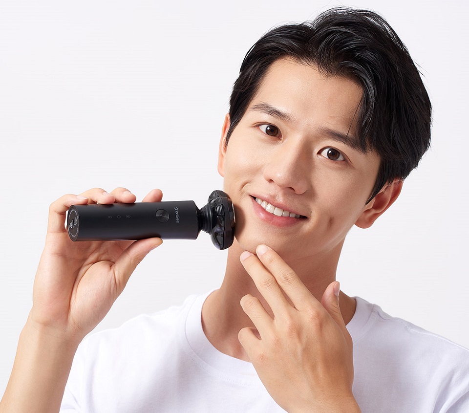 Электробритва Xiaomi ShowSee Electric Shaver Black F1-BK парень бреется