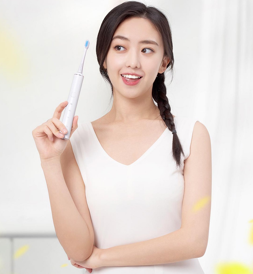Электрическая зубная щетка Xiaomi ShowSee Sonic Toothbrush у девушки в руке