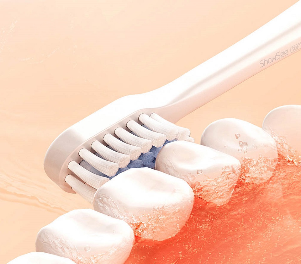 Электрическая зубная щетка Xiaomi ShowSee Sonic Toothbrush процесс чистки зубов