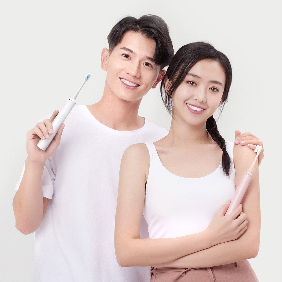 Электрическая зубная щетка Xiaomi ShowSee Sonic Toothbrush у парня и девушки в руке