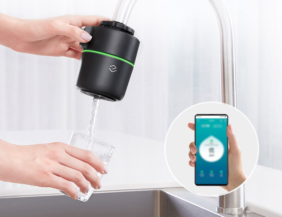 Очищувач води для крана Xiaomi Yimu Intelligent Monitoring та смартфон