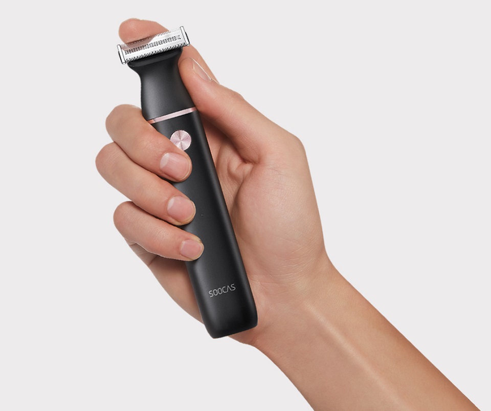 Электробритва Xiaomi Soocas ET2 Electric Shaver Razor Black в руке пользователя