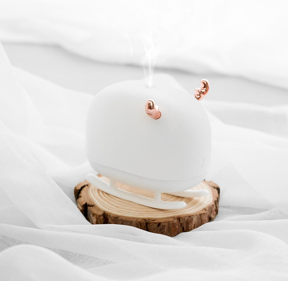 Портативний зволожувач повітря Xiaomi Sothing Deer Humidifier and Light (DSHJ-H-009) White на ліжку