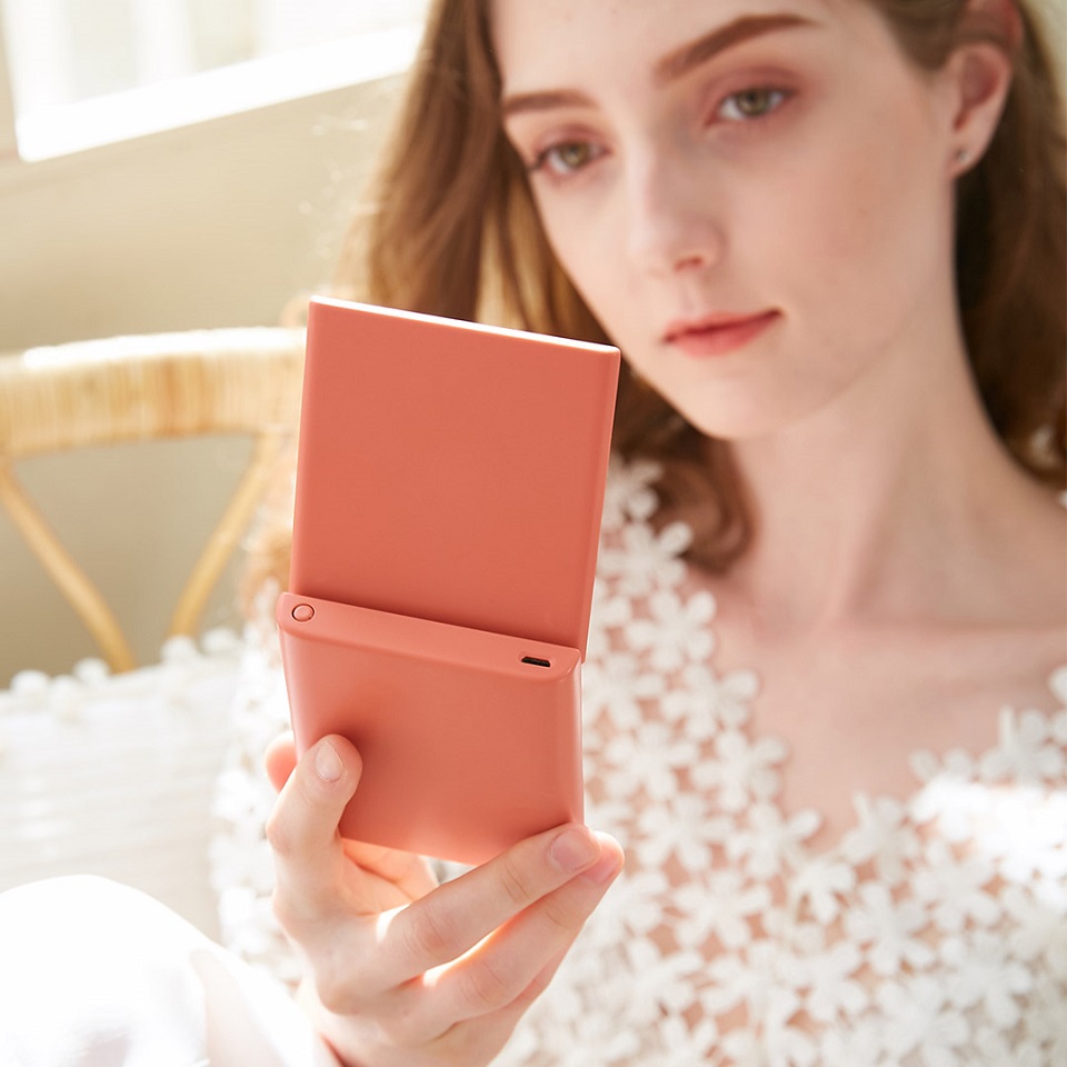 Портативне дзеркало з LED підсвічуванням Xiaomi VH + PowerBank 3000mAh M01 у дівчини в руці
