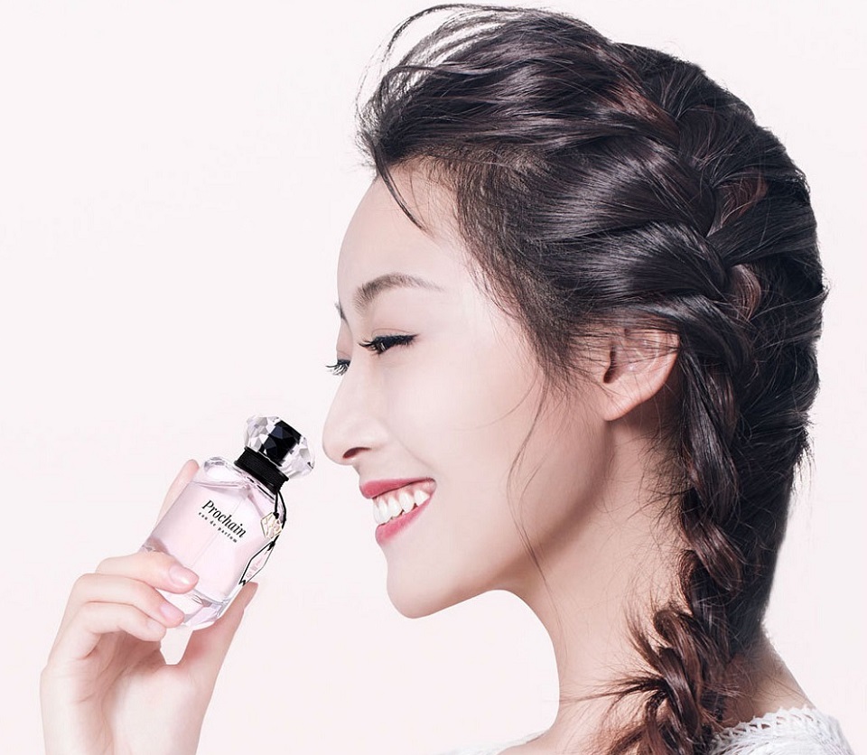 Жіночий парфум Xiaomi Vivinevo Women's Perfume 40ml у дівчини в руці