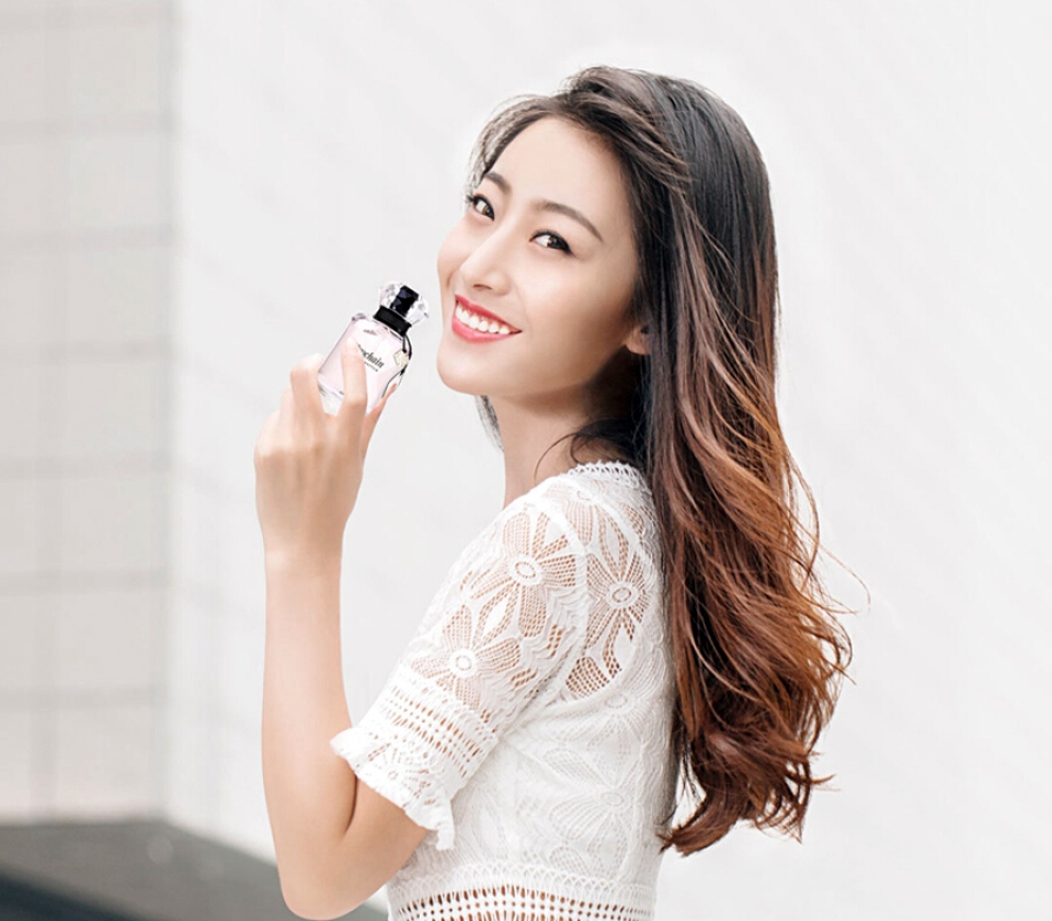 Женский парфюм Xiaomi Vivinevo Women's Perfume 40ml у девушки в руках