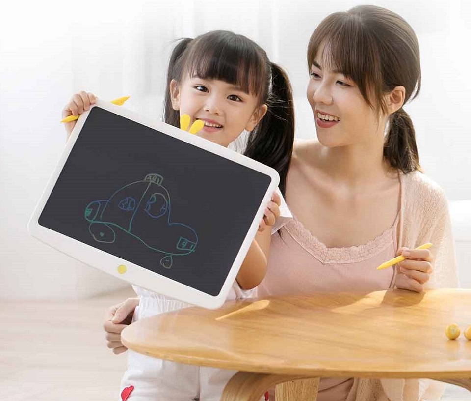 Цветной графический планшет Xiaomi Wicue Board LCD White/Yellow (WNB416W) ребенок показывает рисунок