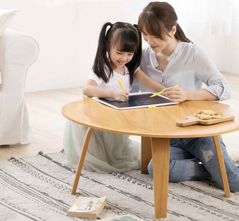 Кольоровий графічний планшет Xiaomi Wicue Board LCD White / Yellow (WNB416W) мама з дитиною за столом