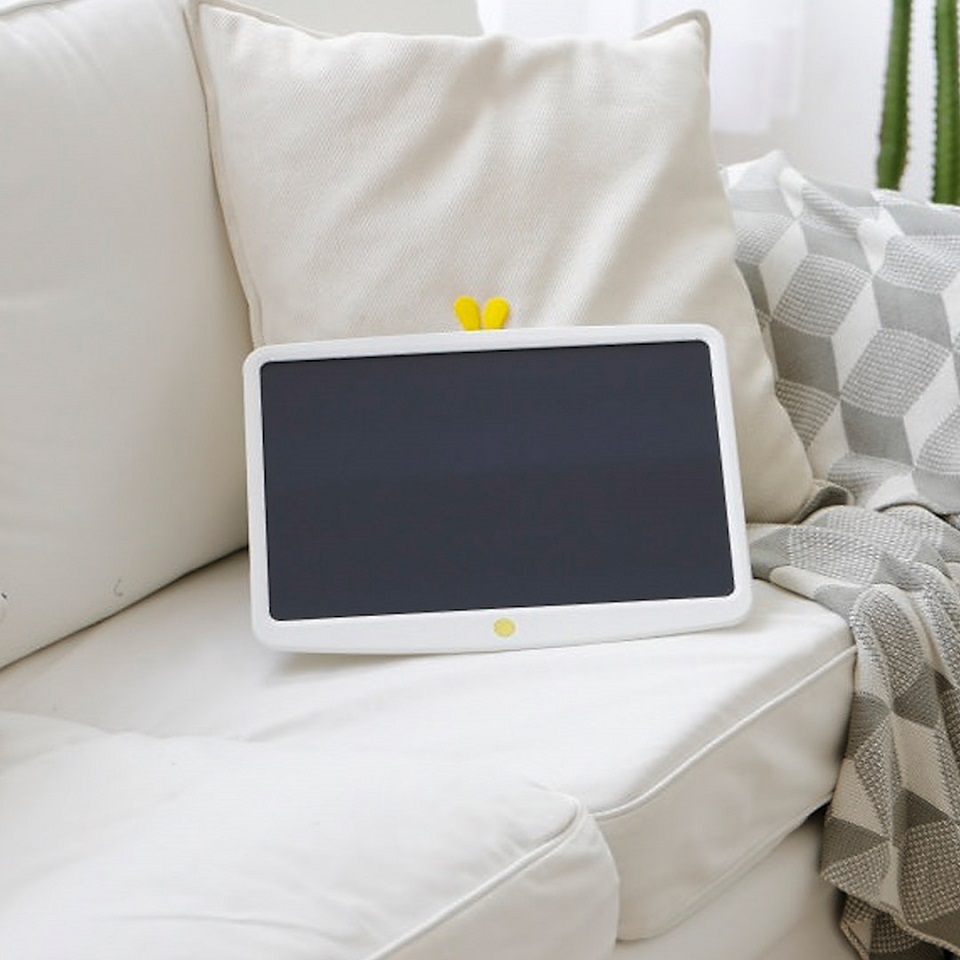 Цветной графический планшет Xiaomi Wicue Board LCD White/Yellow (WNB416W) на диване