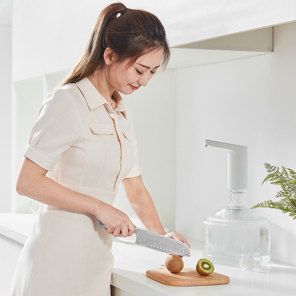 Автоматична помпа для води Xiaomi Xiaolang Automatic Water Supply HD-ZDCSJ07 на кухні