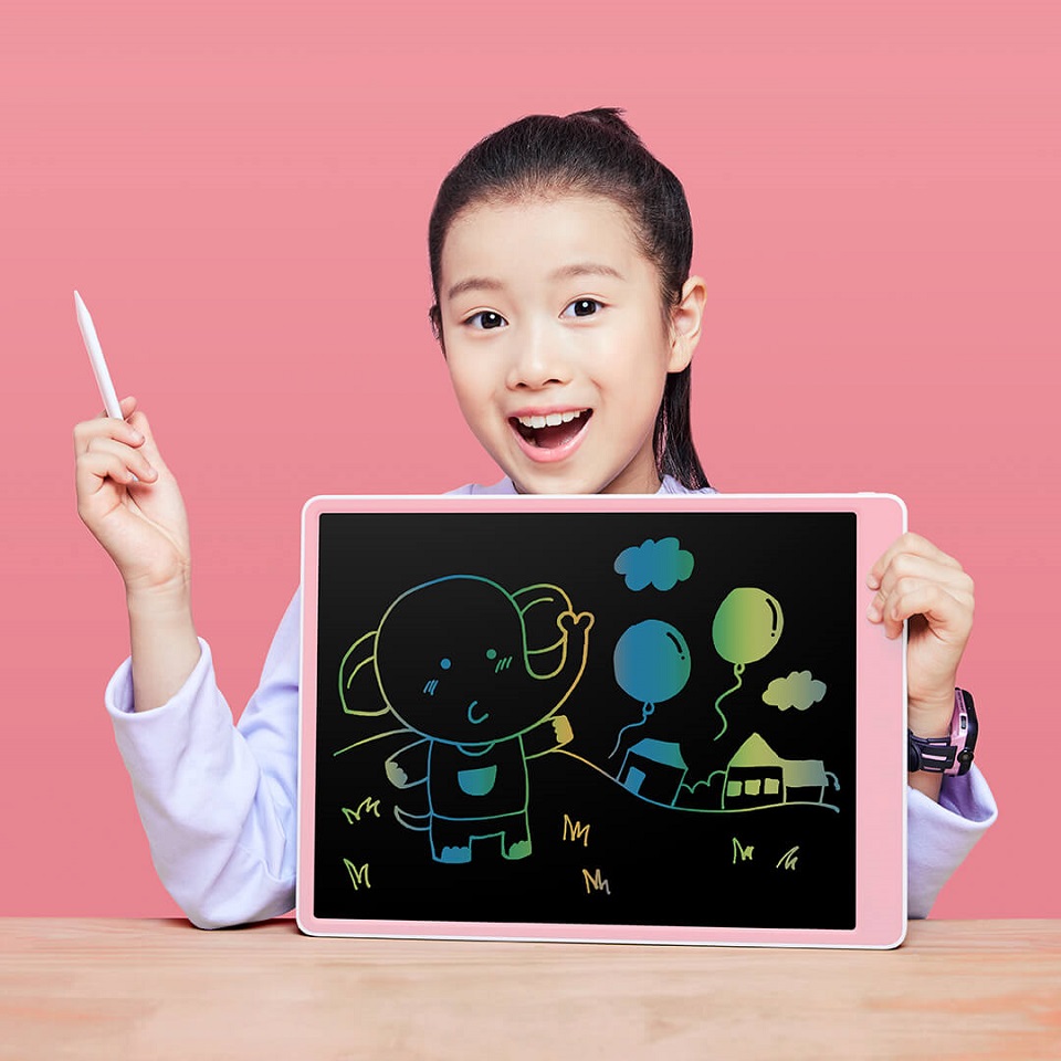 Цветной Графический планшет Xiaomi Xiaoxun 16-inch color LCD tablet XPHB003 в руках у девочки