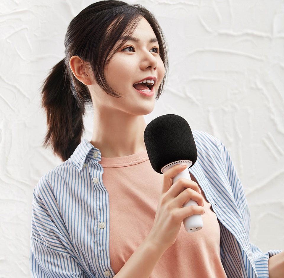 Караоке-мікрофон Xiaomi YMi Microphone White (YMMKF001) дівчина співає