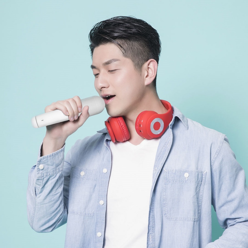 Караоке-мікрофон Xiaomi YMi Microphone White (YMMKF001) чоловік співає