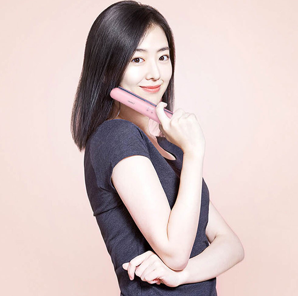 Випрямляч для волосся Xiaomi Yueli Hair Straightener в руках користувача