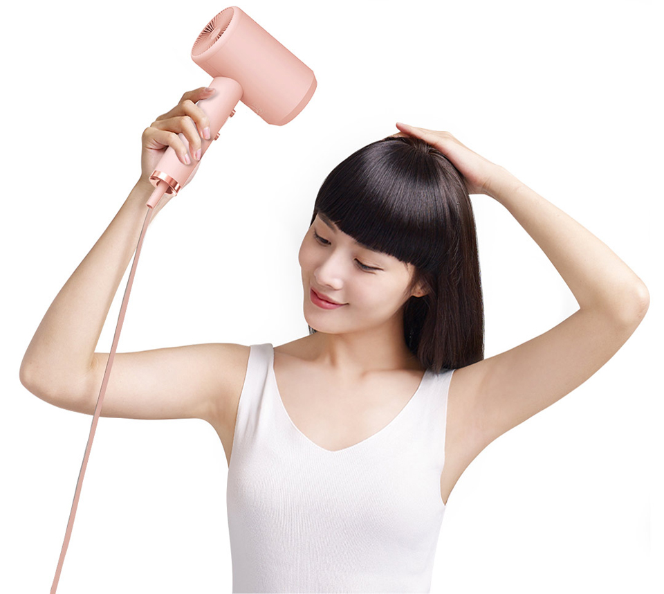 Фен Xiaomi Zhibai Hair Dryer HL3 девушка сушит волосы