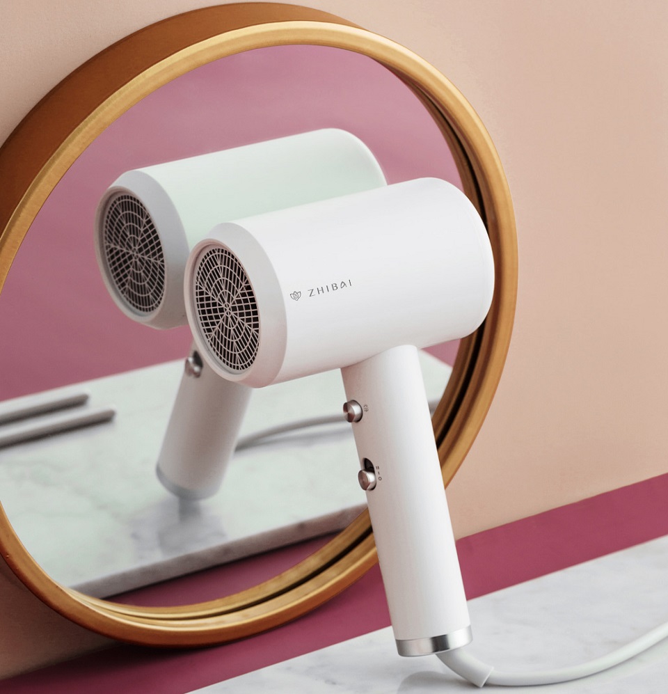Фен Xiaomi Zhibai Hair Dryer HL3 біля дзеркала