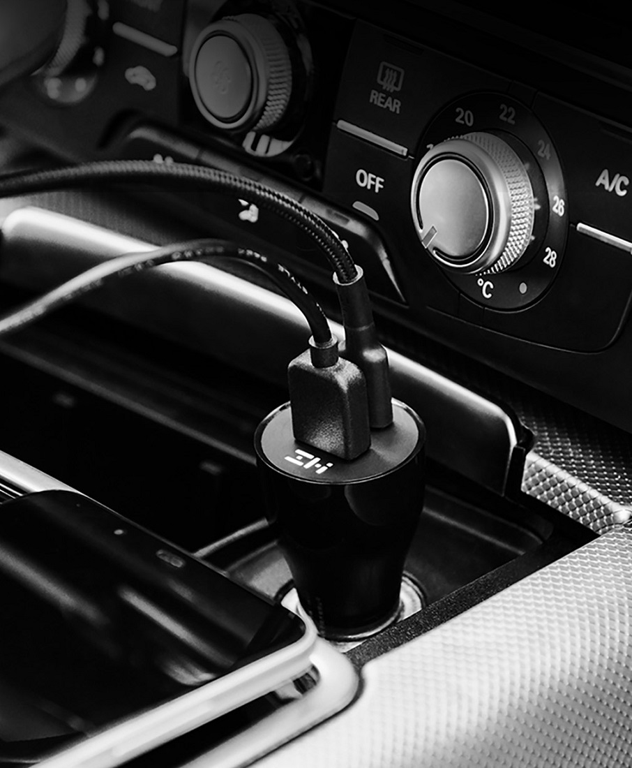 Автомобільний зарядний пристрій Xiaomi ZMi Car Charger 1A 1C 45W Black AP721 в салоні автомобіля