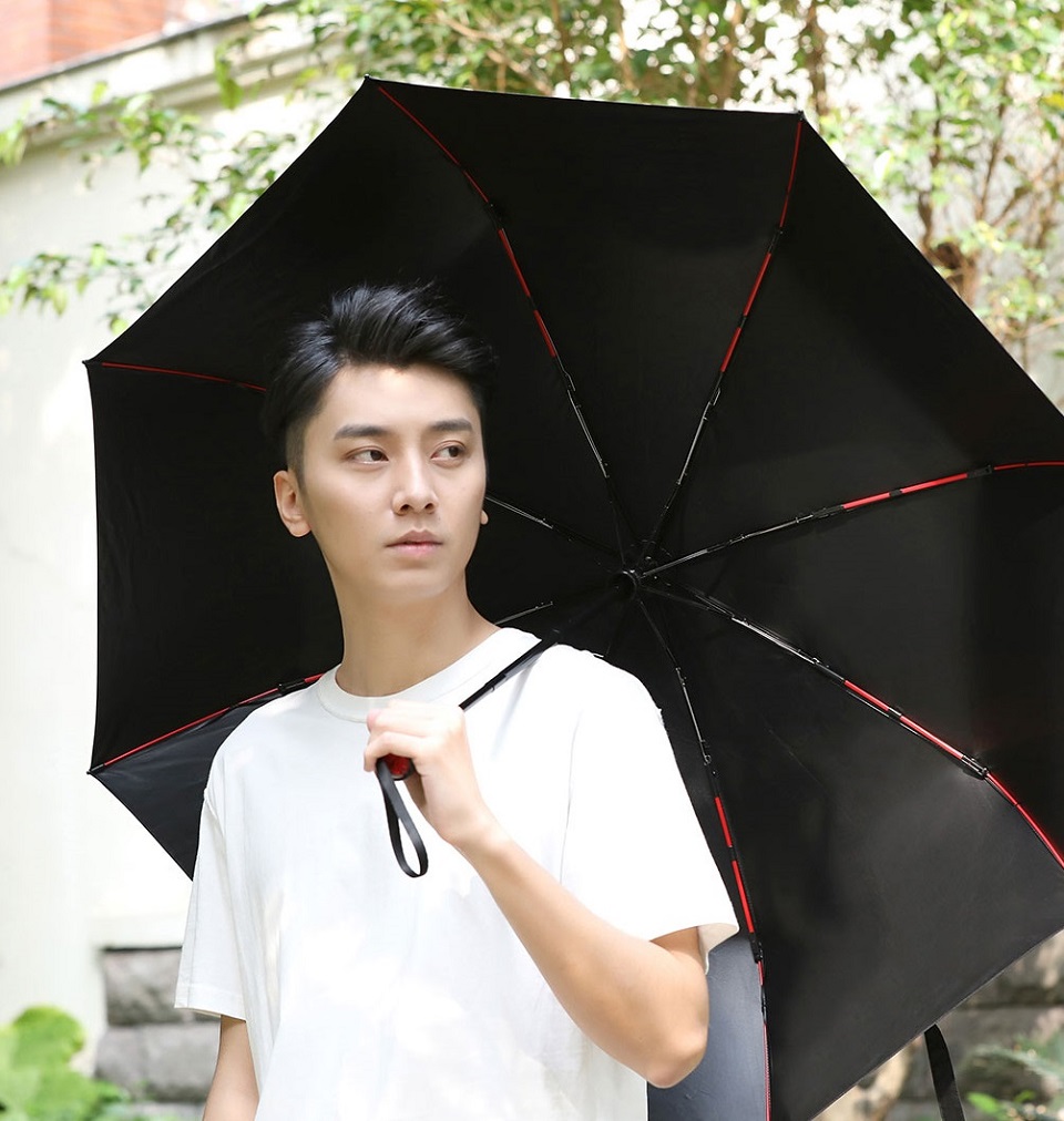 Парасолька Xiaomi Konggu Automatic Umbrella Black в лівій руці