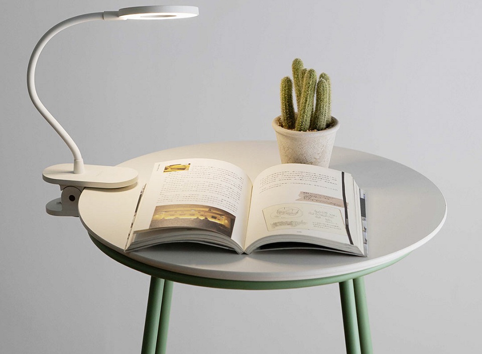 Настільна лампа Yeelight LED Charging Clamp Table Lamp White 5W на столі