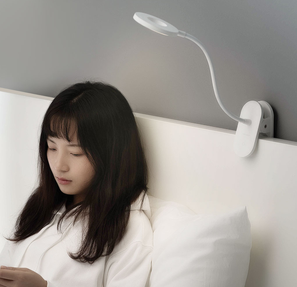 Настільна лампа Yeelight LED Charging Clamp Table Lamp White 5W дівчина читає