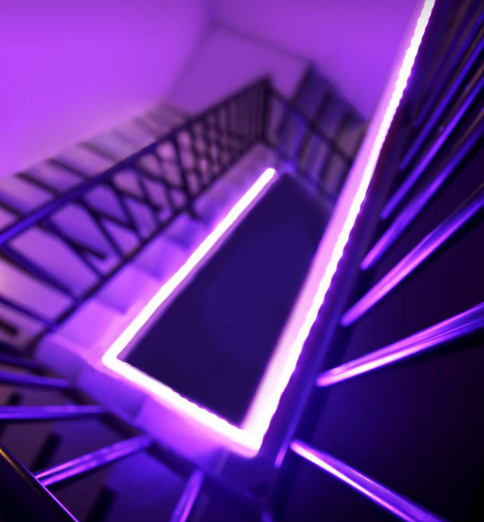 Светодиодная лента Yeelight Smart Light Strip Plus YLDD04YL на лестнице