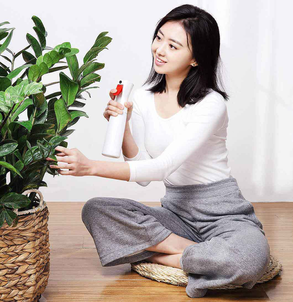 Пульверизатор Yijie Spray Bottle YG-01 девушка брызгает растения